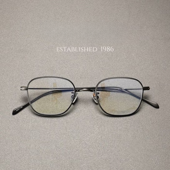 Nearsighted Glasses: Pure Titanium, Retro and Artistic, Small Face Frame, Imported, Super Lightweight, Compatible with Blue Light and Radiation Protection Lenses