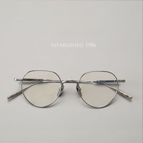 Trendy, ultra-light titanium myopia frames for men and women. Designer carved, small face, anti-blue light radiation.